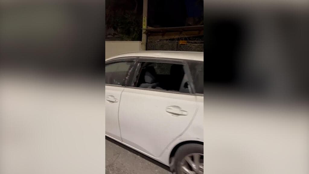 אחד הרכבים שניזוקו נפילת חלקי יירוט ברמת אפעל