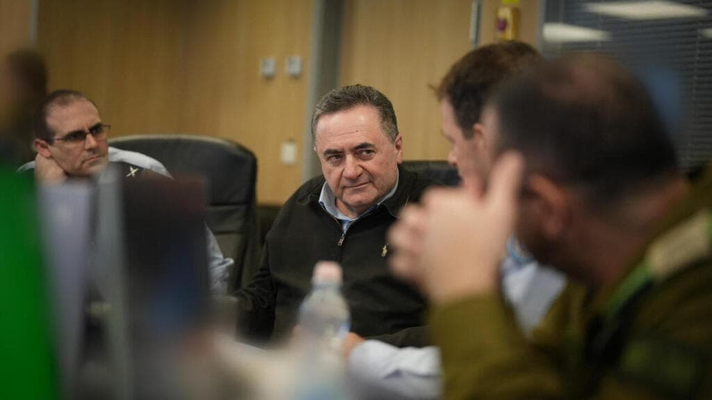 כ"ץ בזמן בתקיפה בתימן (צילום: אלעד מלכה, משרד הביטחון) שר הביטחון ישראל כ"ץ במהלך התקיפה בתימן