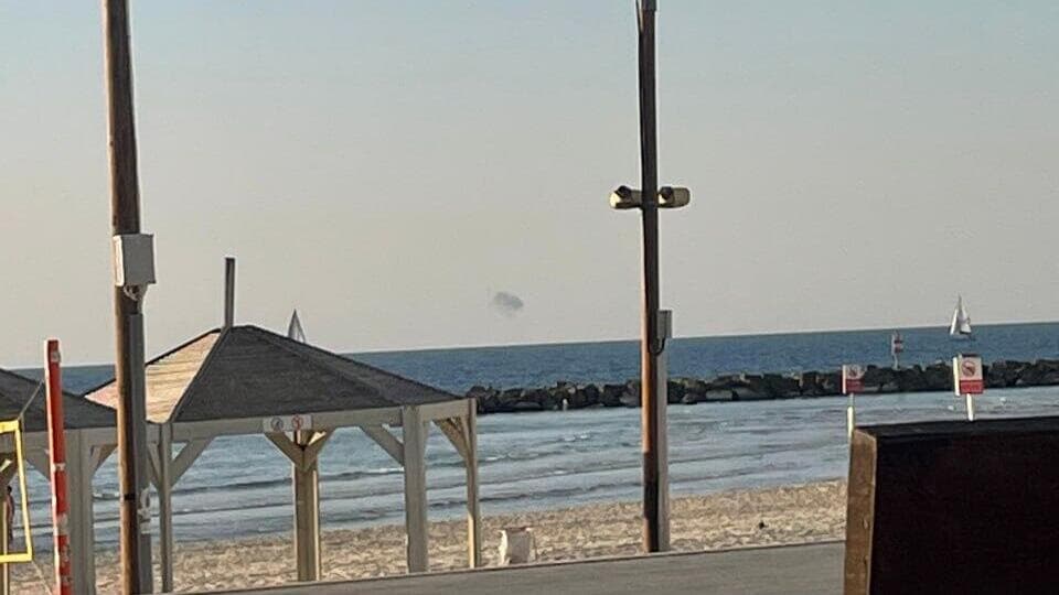 יירוטים מול חופי תל אביב (צילום: לירון סור) נפילה בים