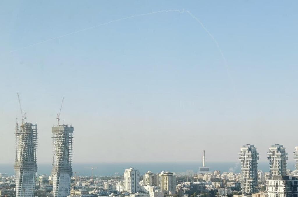 יירוטים מעל שמי תל אביב (צילום: עידן) יירוטים מעל שמי תל אביב