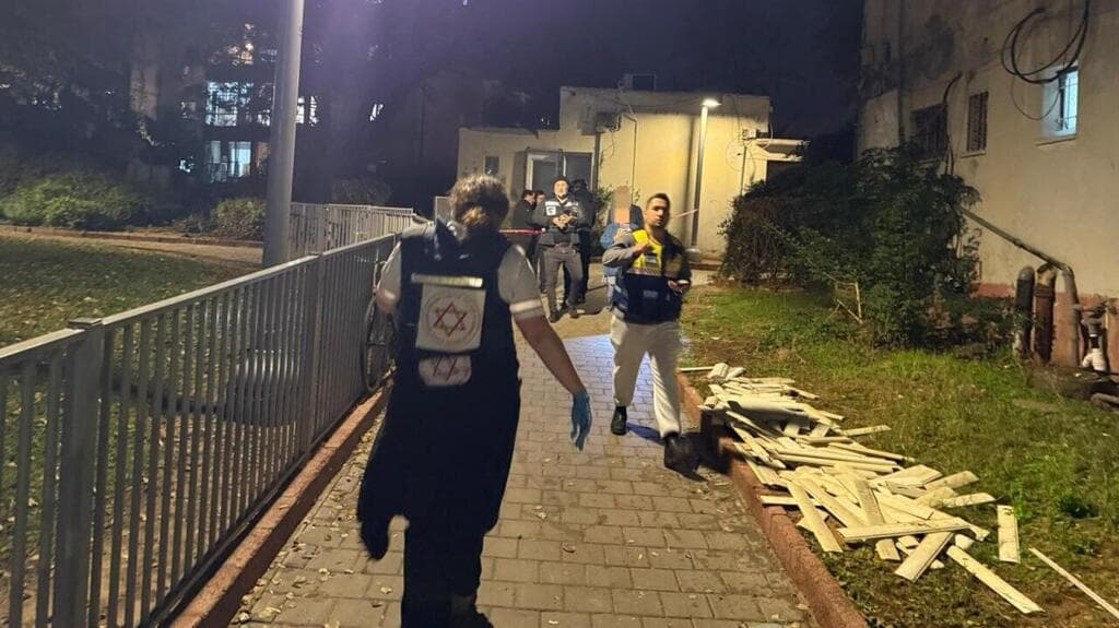 זירת נפילת הטיל החות'י בתל אביב יפו 