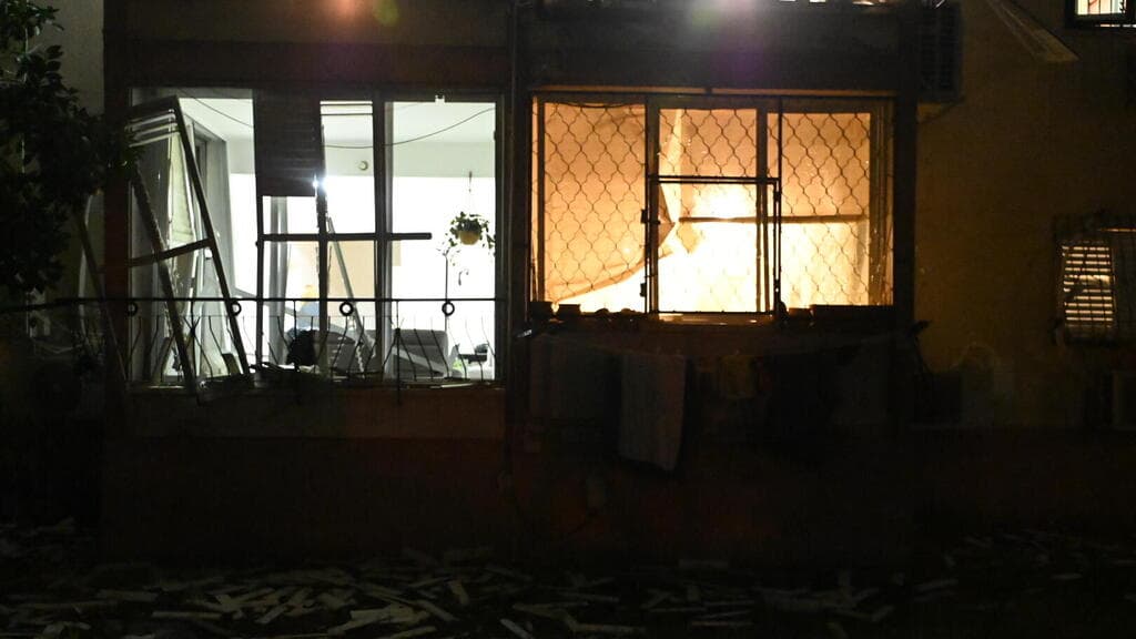 זירת נפילת הטיל החות'י בתל אביב יפו 