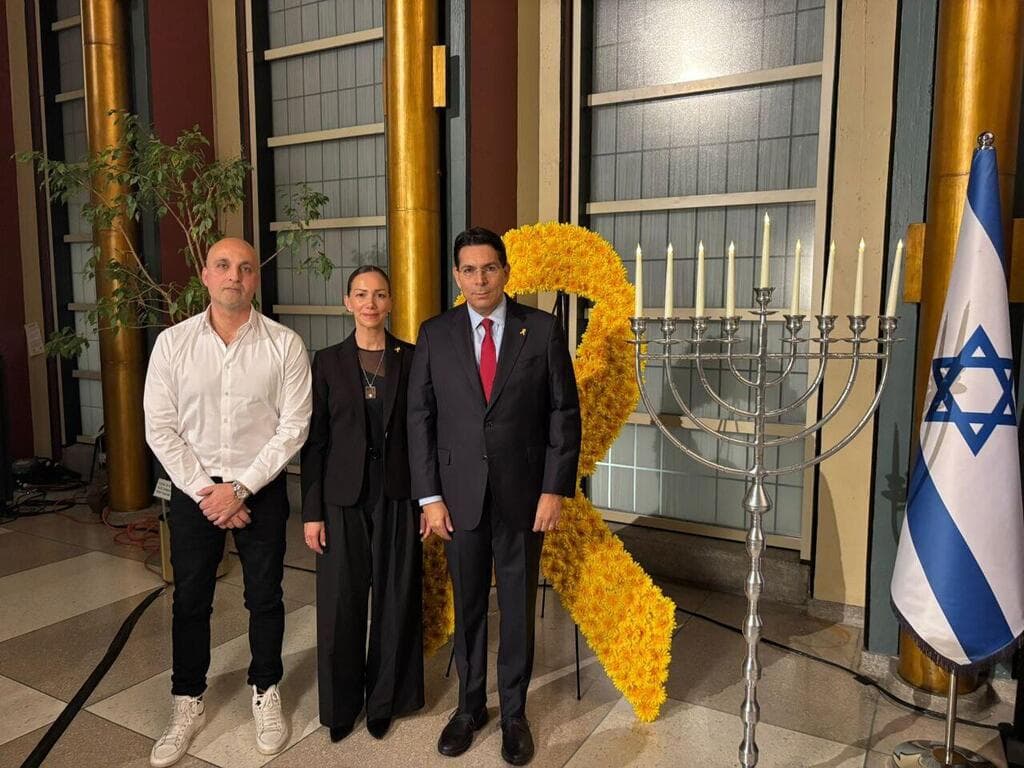 דני דנון והוריו של החטוף עידן אלכסנדר באירוע לקראת חג החנוכה בבניין האו"ם