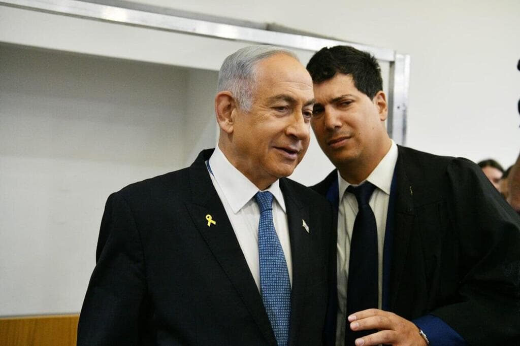 רה"מ בנימין נתניהו נכנס לאולם הדיונים על מנת לתת עדות תיקי אלפים