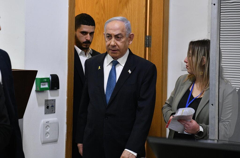 רה"מ בנימין נתניהו נכנס לאולם הדיונים על מנת לתת עדות תיקי אלפים