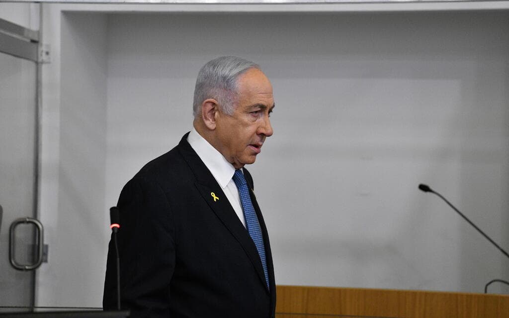 רה"מ בנימין נתניהו נכנס לאולם הדיונים על מנת לתת עדות תיקי אלפים