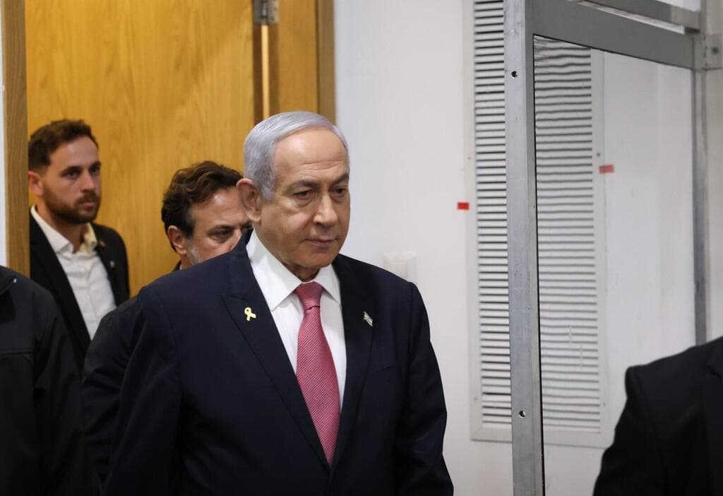 רה"מ בנימין נתניהו נכנס לאולם הדיונים על מנת לתת עדות תיקי אלפים