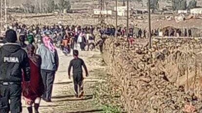  סורים מקומיים בהפגנה נגד כוחות צה"ל באזור הכפר סוויסה באזור הכפרי של קוניטרה