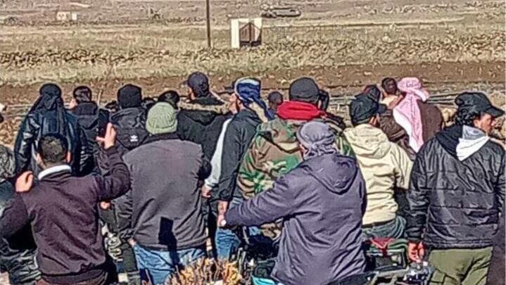  סורים מקומיים בהפגנה נגד כוחות צה"ל באזור הכפר סוויסה באזור הכפרי של קוניטרה