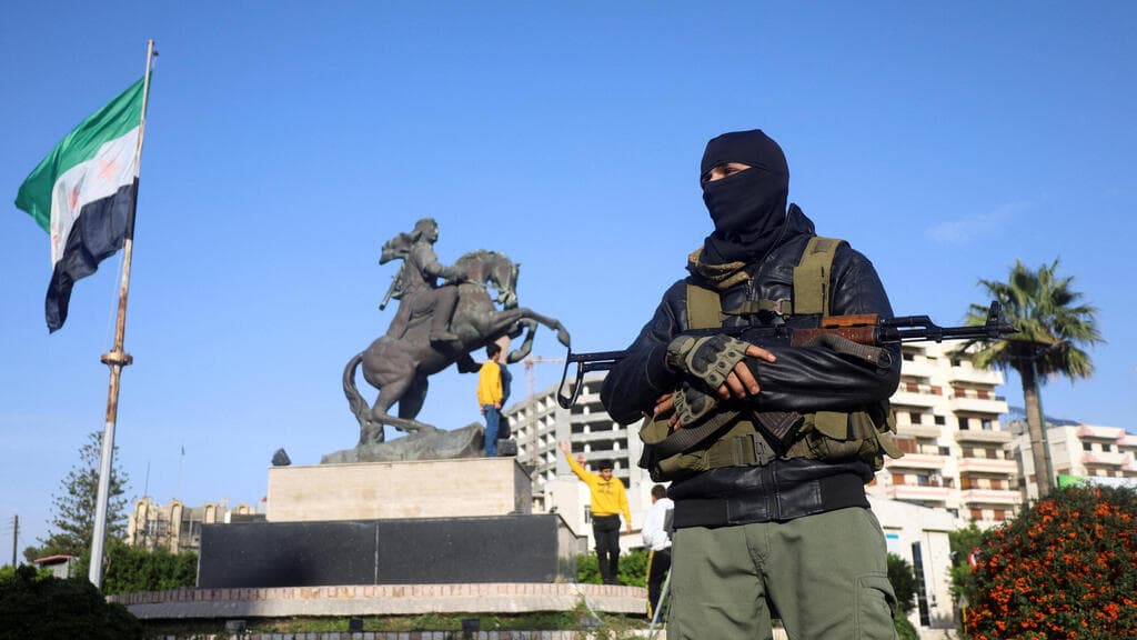 כוחות המשטר החדש בסוריה (צילום: Reuters/Ammar Alzeer) כוחות המשטר החדש ב סוריה בעיר טרטוס