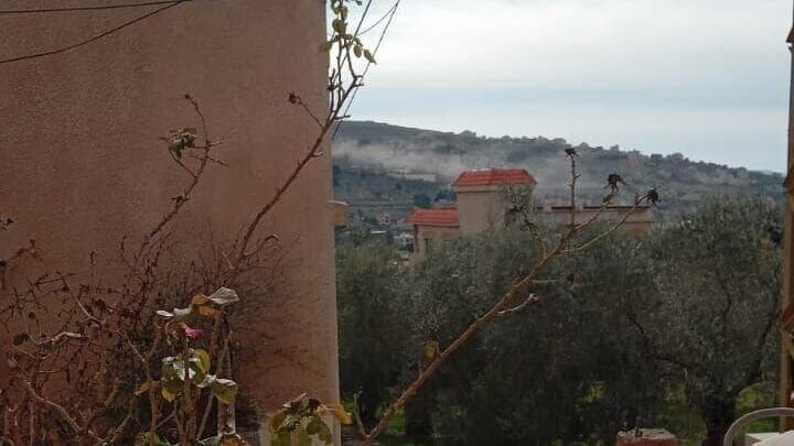 העשן אחרי הפיצוץ במארון א-ראס דיווח לבנוני על פיצוץ בית במארון א-ראס בדרום לבנון