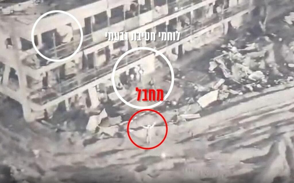 מחבל חמאס נכנע וצועד ביידים מורמות לקראת לוחמי גבעתי