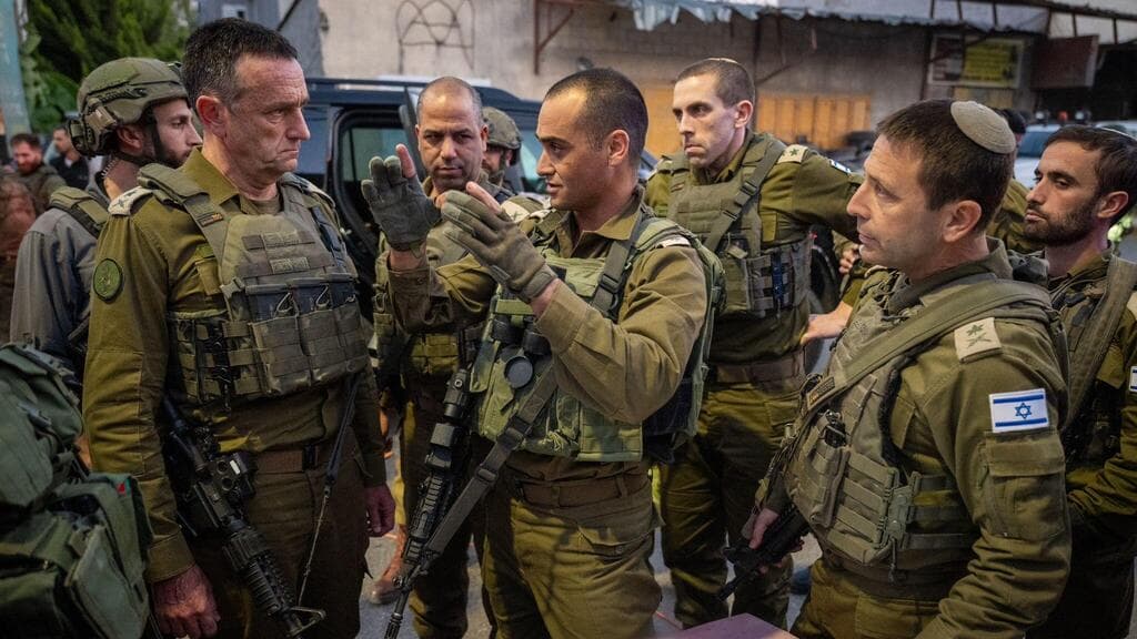 צילום: דובר צה"ל הרמטכ״ל, רב-אלוף הרצי הלוי, בזירת הפיגוע באל פונדוק