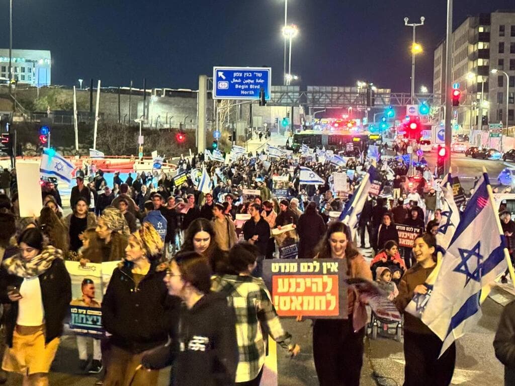 מפגינים מפורום תקווה נגד עסקת חטופים