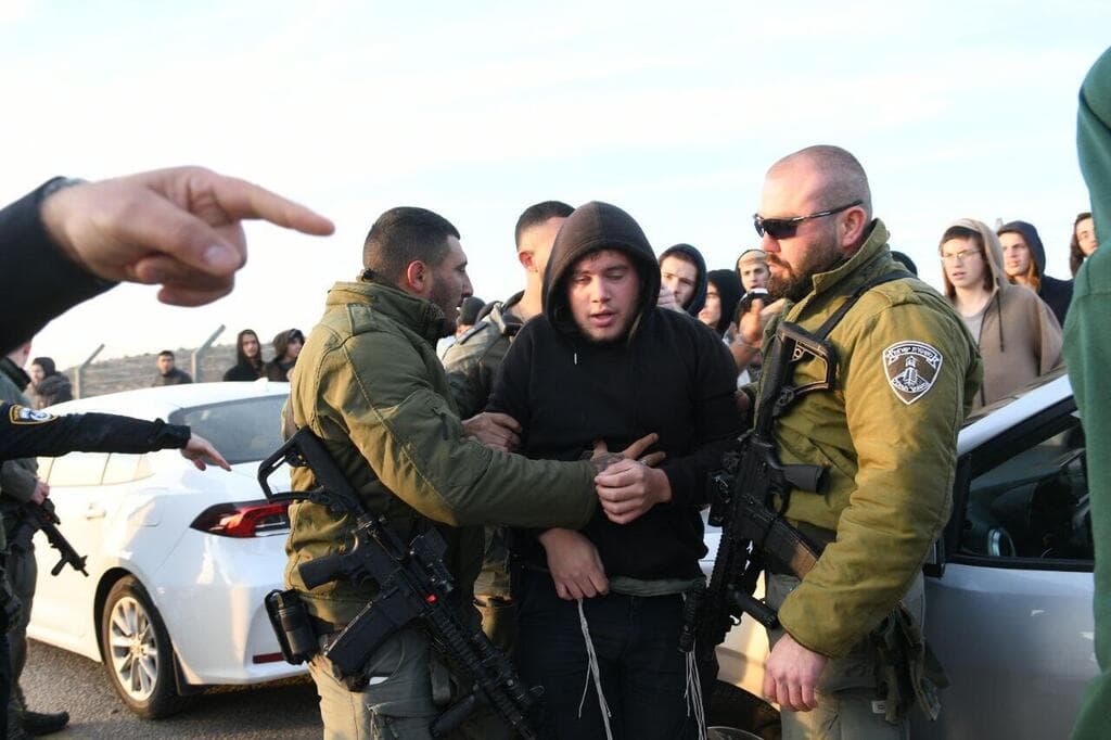 תיעוד מחוץ לכלא עופר (צילום: רפי קוץ) שוטרים עוצרים אזרחים בכלא עופר בגין התפרעות והתנגדות לשחרור מחבלים בעקבות עסקת חטופים