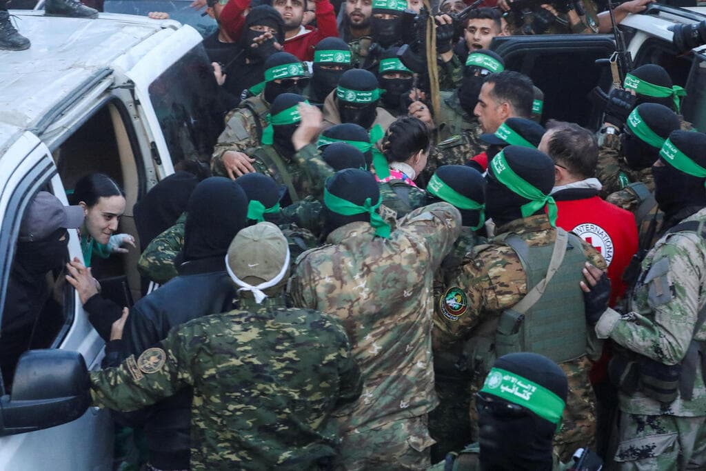 החטופות עוברות לידי הצלב האדום (צילום: REUTERS/Dawoud Abu Alkas) החטופות עוברות לידי הצלב האדום