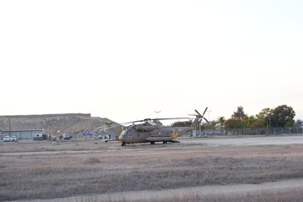 מסוק צה"ל מחכה לחטופות ברעים, מוקדם יותר (צילום: תומר שונם הלוי) מסוקי צה"ל מחכים לחטופות