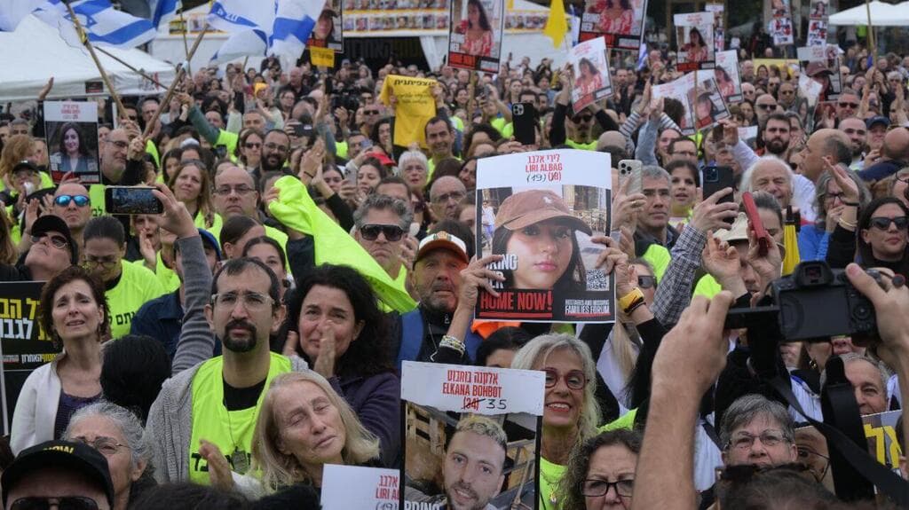 התרגשות בכיכר החטופים בעקבות שחרורן של החטופות