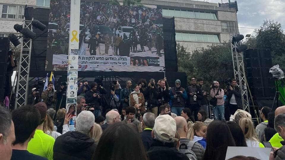 ממתינים לשובן של החטופות ארצה בכיכר החטופים