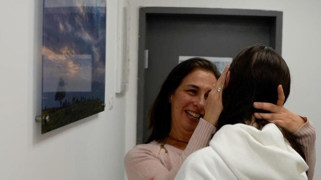   נעמה לוי ואמא שלה במפגש ראשון לאחר שחרורה