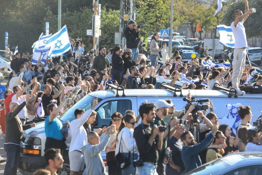 המון צופה במסוק בו נמצאות החטופות נוחת בבילינסון