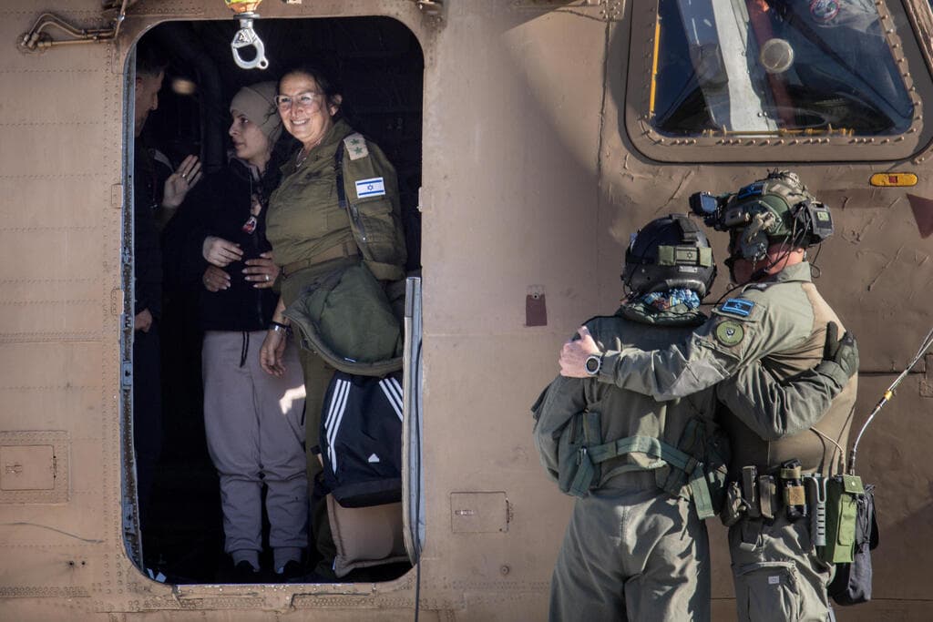 דניאלה גלבוע מסוק מחייכת מוציאה ראש חטופה משוחררת השתחררה שבי חמאס עסקה עסקת חטופים