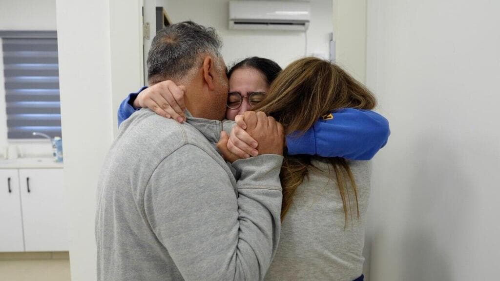  לירי אלבג והוריה במפגש ראשון