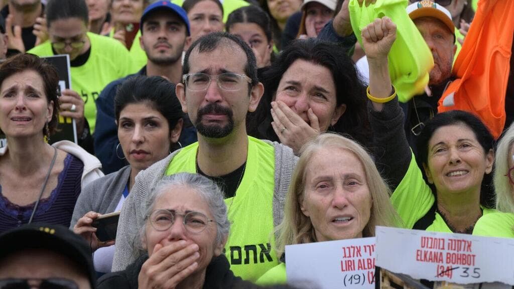 התרגשות בכיכר החטופים בעקבות שחרורן של החטופות