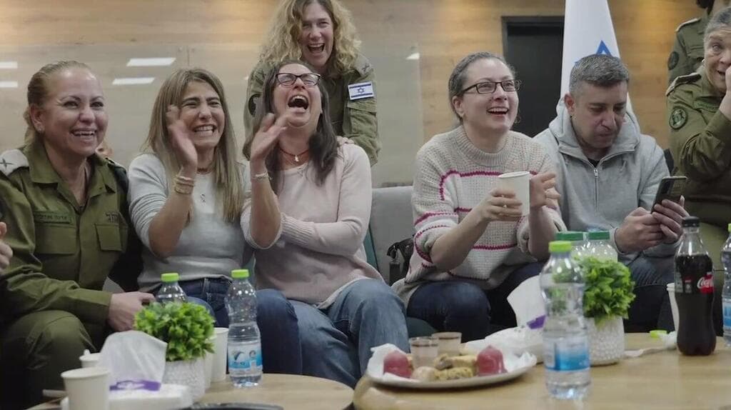משפחות החטופים צופות בשחרורן