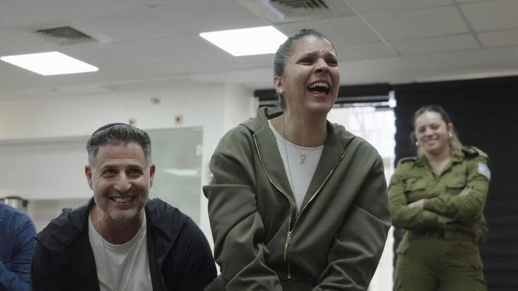 משפחות החטופים צופות בשחרורן