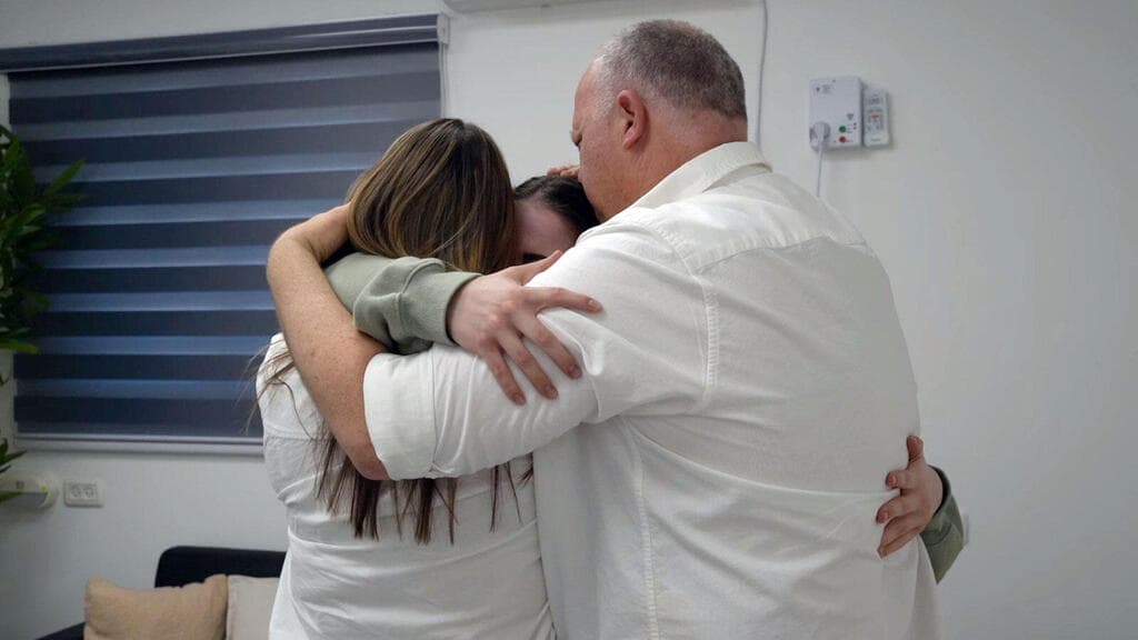 צילום: דובר צה"ל אגם ברגר נפגשת עם ההורים