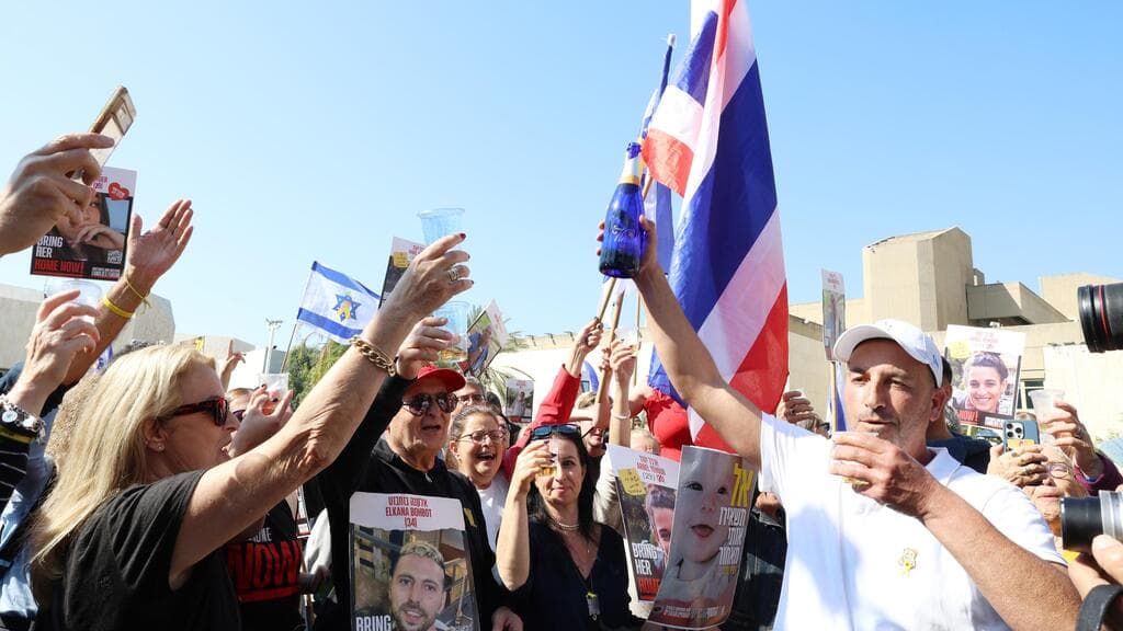 צילום: דנה קופל שמפנייה בכיכר החטופים בזמן השחרור של ארבל יהוד וגדי מוזס