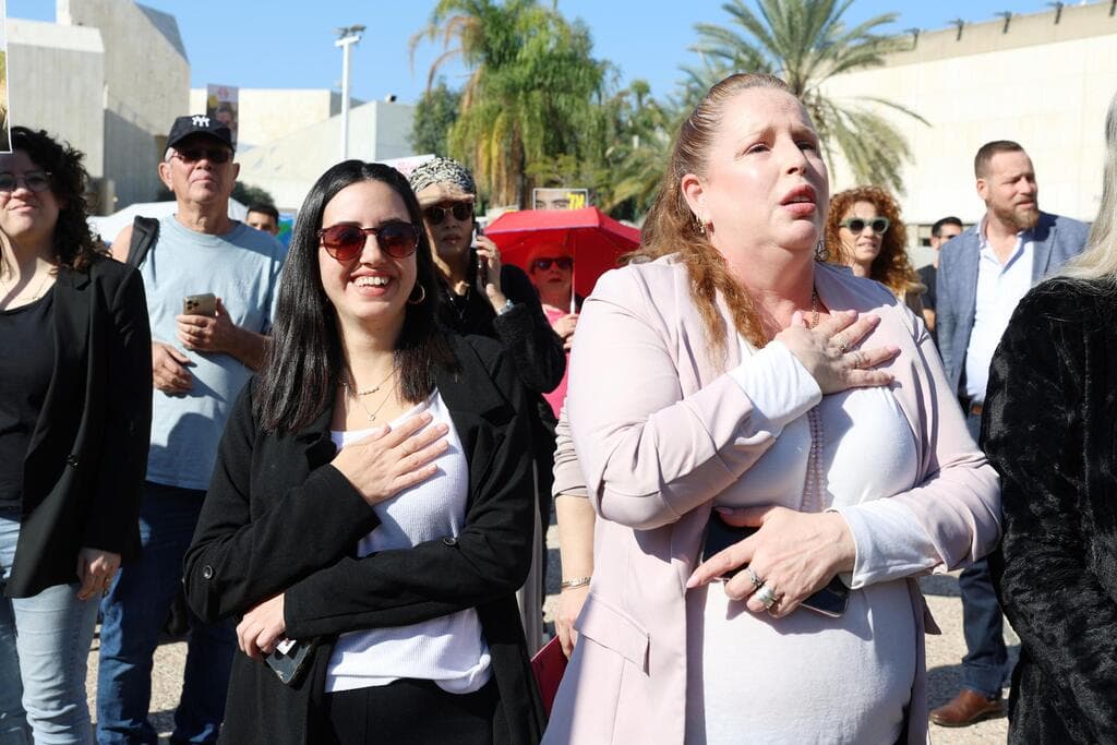 צילום: דנה קופל כיכר החטופים בזמן שחרור אגם ברגר