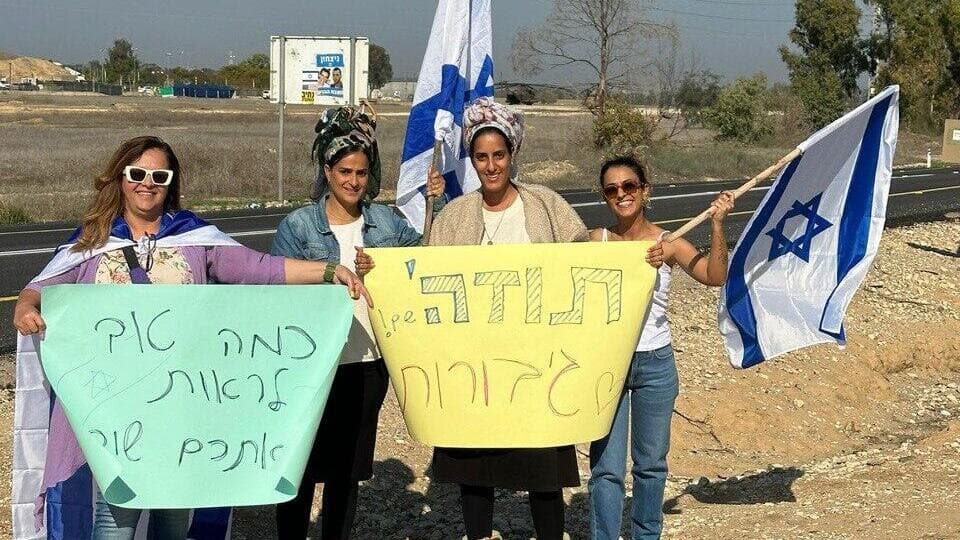אזרחים על כביש 232 מקבלים את החטופים