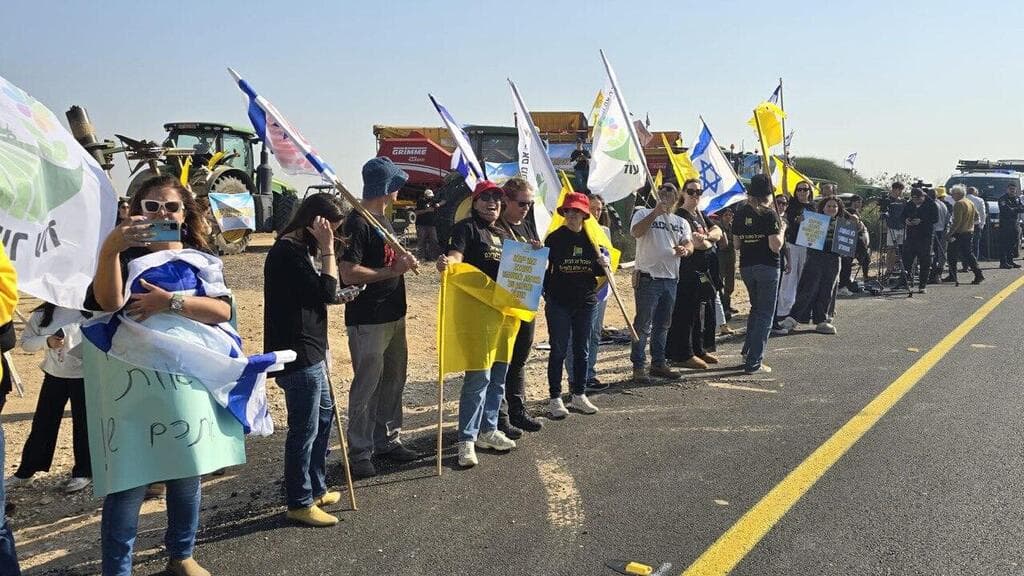 אזרחים על כביש 232 מקבלים את החטופים
