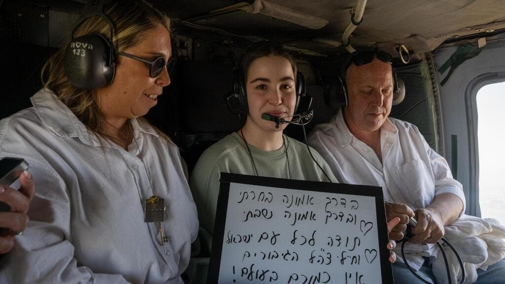 צילום: דובר צה"ל אגם ברגר במסוק בדרכה לבית חולים