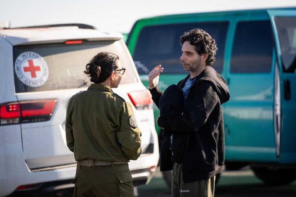 עופר קלדרון עם חיילי צה"ל