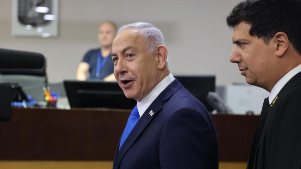 רה"מ בנימין נתניהו נכנס לאולם הדיונים על מנת לתת עדות בתיקי אלפים