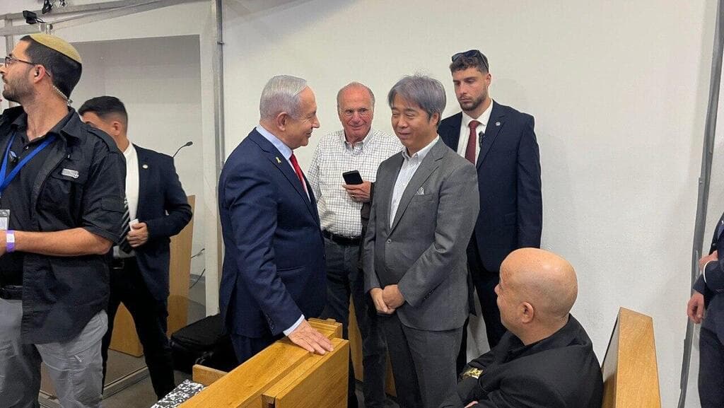 בנימין נתניהו עם שגריר יפן באולם בית המשפט המחוזי בתל אביב (צילום: ביני אשכנזי, וואלה) בנימין נתניהו עם שגריר יפן באולם בית המשפט המחוזי בתל אביב