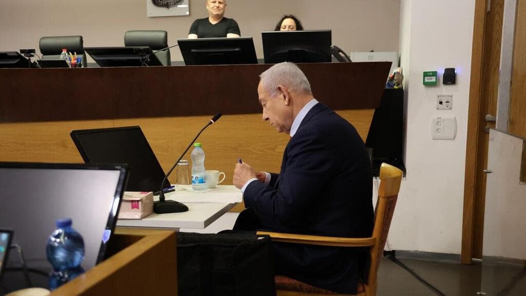 ראש הממשלה בנימין נתניהו נכנס לעדותו בבית המשפט המחוזי בתל אביב
