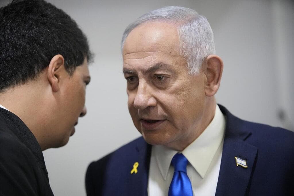 רה"מ בנימין נתניהו נכנס לאולם הדיונים על מנת לתת את עדותו בתיקי אלפים