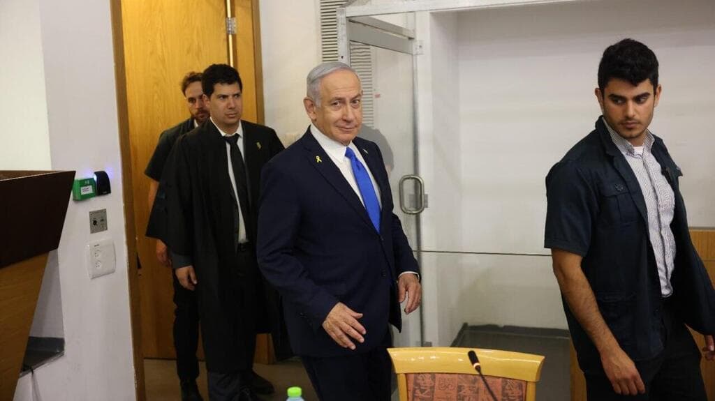 רה"מ בנימין נתניהו נכנס לאולם הדיונים על מנת לתת את עדותו בתיקי אלפים