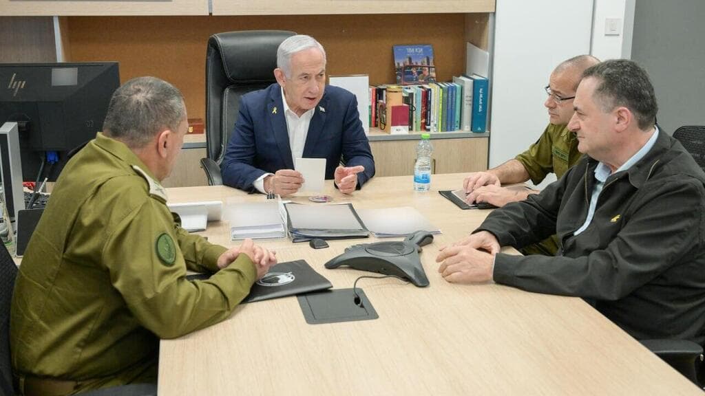 נתניהו, הרמטכ"ל ושר הביטחון בהערכת המצב בקריה (צילום: מעיין טואף, לע״מ) ראש הממשלה בנימין נתניהו קיים הערכת מצב ביטחונית בקריה בתל-אביב עם שר הביטחון ישראל כ״ץ וראשי מערכת הביטחון