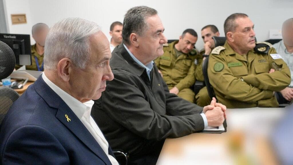 צילום: מעיין טואף, לע״מ ראש הממשלה בנימין נתניהו קיים הערכת מצב ביטחונית בקריה בתל-אביב עם שר הביטחון ישראל כ״ץ וראשי מערכת הביטחון