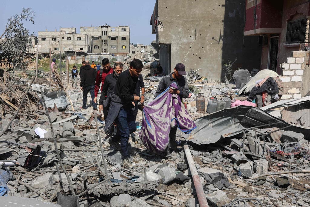 פינוי גופות מבין ההריסות (צילום: Omar AL-QATTAA / AFP) עזה