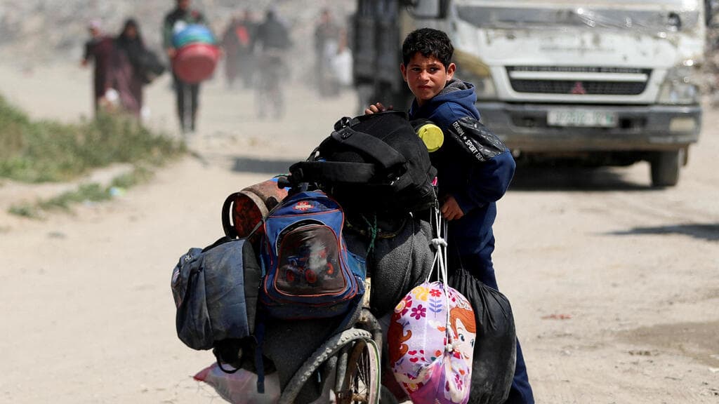 צילום:REUTERS/Ronen Zvulun פלסטינים מתפנים מבתיהם בצפון רצועת עזה, בצל החזרה ללחימה וסיום הפסקת האש