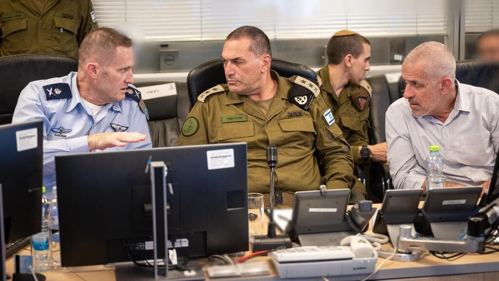 בור חיל האוויר בקריה, הלילה (צילום: דובר צה"ל) הרמטכ״ל אייל זמיר וראש השב״כ רונן בר בבור חיל האוויר