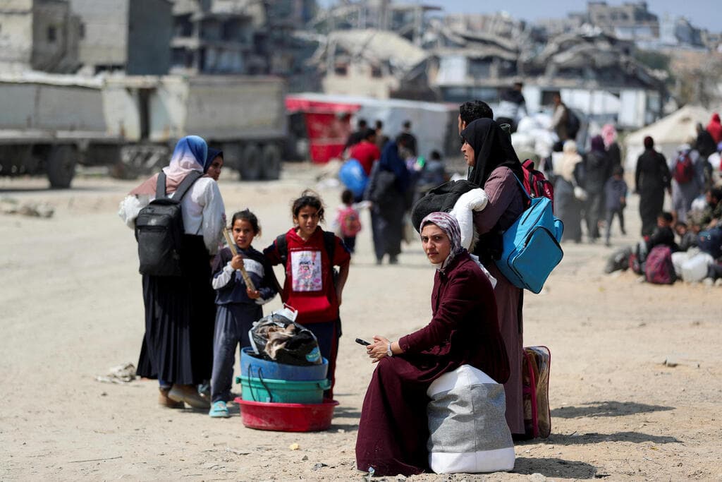 צילום:REUTERS/Ronen Zvulun פלסטינים מתפנים מבתיהם בצפון רצועת עזה, בצל החזרה ללחימה וסיום הפסקת האש