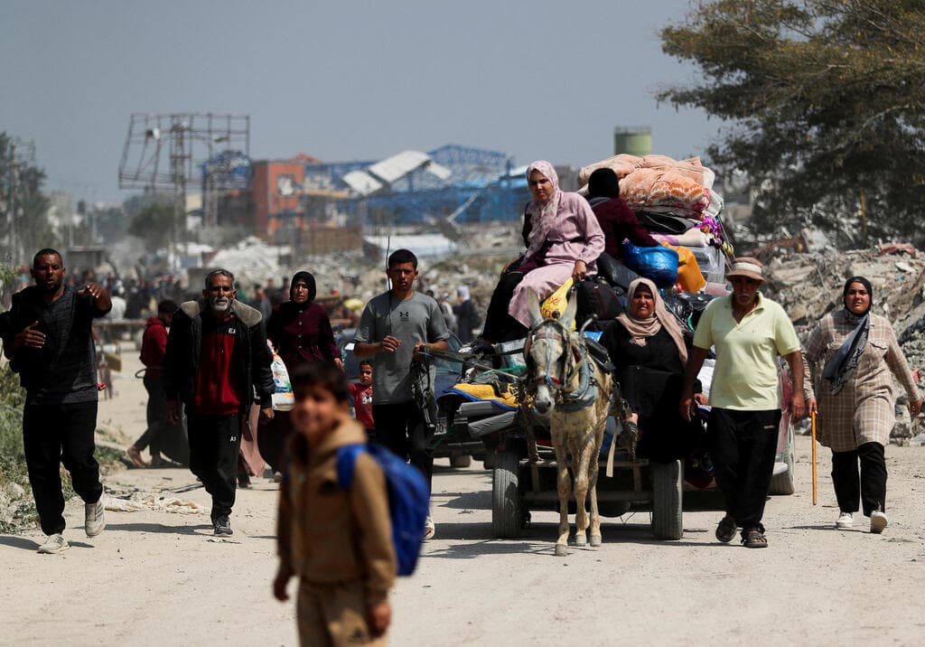 צילום:REUTERS/Ronen Zvulun פלסטינים מתפנים מבתיהם בצפון רצועת עזה, בצל החזרה ללחימה וסיום הפסקת האש