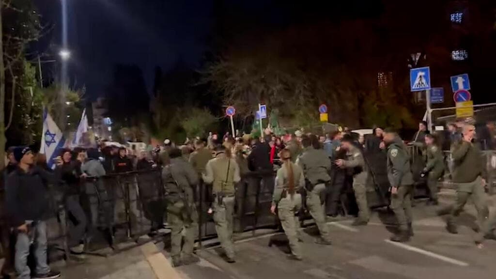 מפגינים בדרך לרחוב עזה בירושלים, להפגין מול בית רה"מ (צילום: לירן תמרי ) מפגינים בדרך לרחוב עזה בירושלים, להפגין מול בית רה"מ